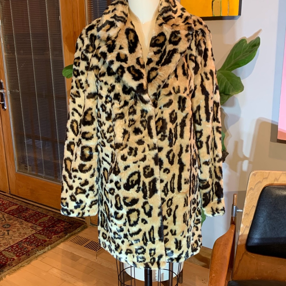 Perfectly spotted leopard faux fur single breasted car coat.  Forever 21 size L